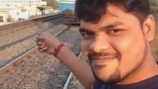 Selfie Çekmek İsterken Fiyakası Tren Tarafından Bozulan Adam