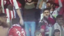 Senkronize Hareket Çeken Taraftar