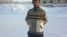 -48 Derecede Sıcak Suyun Havada Donmasına Şaşıran Adam