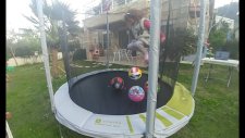 Bahçede Büyük Trambolinde Eğlenceli Oyunlar. Eğlenceli Çocuk Videosu Challenge