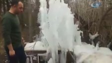 Patlayan Borudan Fışkıran Su Buz Tuttu