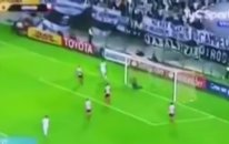 Tribünde kokain çekerken, kameralara yakalandı