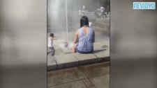 Tazyikli Suya Kafasını Uzatan Çocuk