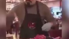 Ateşle Şov Yapmak İsterken Yangın Alarmını Çalıştıran Şef