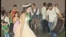 Düğünde Coşan Gelin Davul Üstüne Çıktı