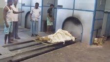Hindistan'da Ölü Yakma İşlemi