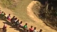Hint Demiryolundan Çocukların Tren İle Geçişi