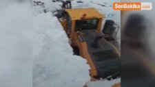 Askeri Üs Bölgesinde Karla Mücadele Sürüyor