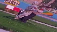 Yozgat'ta Heykele Hallenen Adam