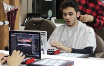 Saç Kestirirken Şarkı Yapmak