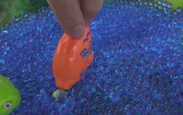 Om Nom Gölde Eğleniyor. Orbeez Toplarla Oyun. - Omnom Feeds The Duck