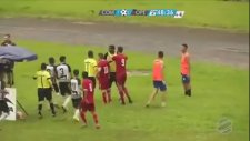 Top Toplayıcı Çocuğu Döven Futbolcu