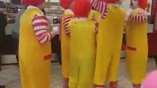 İçip İçip KFC'nin Önüne Gelen McDonald Palyaçoları