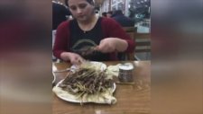 Yarım Saatte 151 Adet Çöp Şiş Et Yiyen Kadın