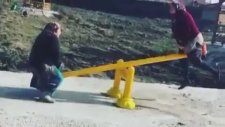 Tahterevallide Eğlenirken Düşen Teyze