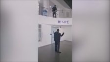 Ömer Halisdemir'in Afişini İndiren Adamları Tokatlamak