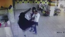 Mutfak Şefine Uçan Tekme Atan Suudi Arabistan'lı Kadın