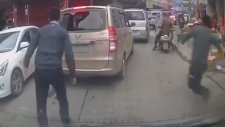 Seyir Halindeki Otomobile Kung Fu Saldırısı