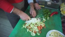 Stres Attıran Salata Yapımı