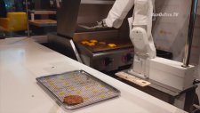 Fast Food Robotu Flippy'nin Köfte Pişirmeye Başlaması