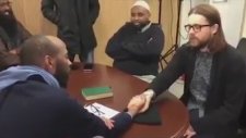 Gözyaşları içinde Müslüman Olan Norveç'li Adam
