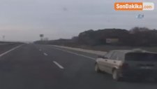 Edirne'de Seyir Halindeki Aracın Üzerinde Yatan Kuzu Görenleri Şaşkına Çevirdi