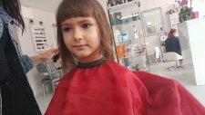 Elif Kuaförde Saçlarını Kestiriyor. Kaküle Devam Vazgeçemiyoruz..