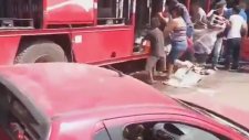 Kaza Yapan Coca Cola Kamyonunu Yağmalayan Meksikalılar