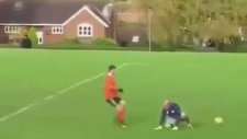 Kaleye Büyük Bir Zevkle Gol Atan Futbolcu
