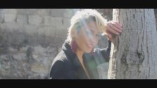Özgür'ce - Dam Başında Sarı Çiçek