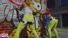 Sarı Taytlı Hatunlardan Twerk Şov