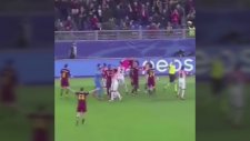 İnsanlıktan Çıkıp Top Toplayıcıyı Sahadan Atan Futbolcu