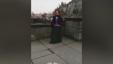 Angela Merkel Videoyu Bölmemek İçin Bekledi
