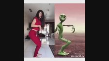 Yeşil Uzaylı Dansını Taklit Eden Kızlar