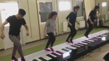 Ayak Piyanosuyla Despacito Şarkısını Çalan Gençler