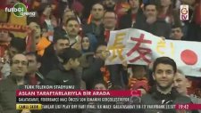 Galatasaray İdmanında 6 İşareti Yapan Taraftar