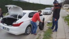 Polisleri Görünce Lastik Değiştirmeye Kalkmak
