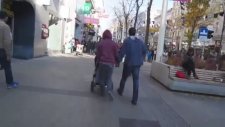 Viyana'da Bebekli Eşcinsel Çifte Tepkiler (Sosyal Deney)