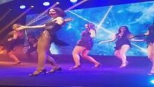 Defne Samyeli'nin Ödül Töreninde Büyüleyen Dansı