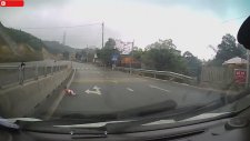 Yol Ortasında Emekleyen Bebek