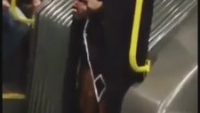 Metrobüste Şeytana Benzeyen Kız