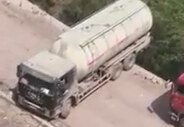 Uçurumun Kenarında İnanılmaz U Dönüşü Yapan Kamyon Sürücüsü