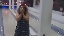 Bowling Topunu Düşmanına Atar Gibi Atan Kadın