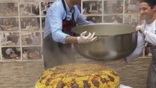 Burak Özdemir'in Güç Gösterisi Yaparak Pilavı Tepsiye Dökmesi