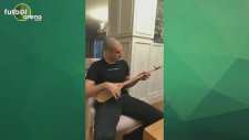 Eren Derdiyok bağlama çalıyor.