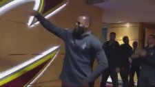 Lebron James Maç Öncesi Cedi Osman'ı Dans Ettiriyor