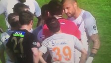Emre Belözoğlu'nun Hakemi Azarlaması