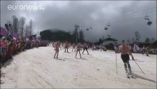 Ruslar Bikinilerle Kayak Rekoru Denemesi