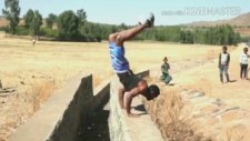 Her Şeyi Amuda Kalkarak Yapan Adam