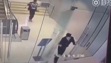 Cam Kapıyı Tuzla Buz Eden Eleman
